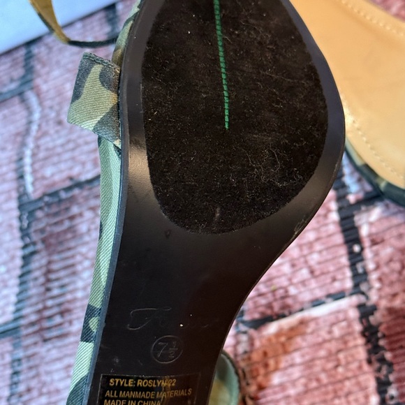 “ Forever” Camouflage High Heels 7 1/2 - Picture 6 of 6